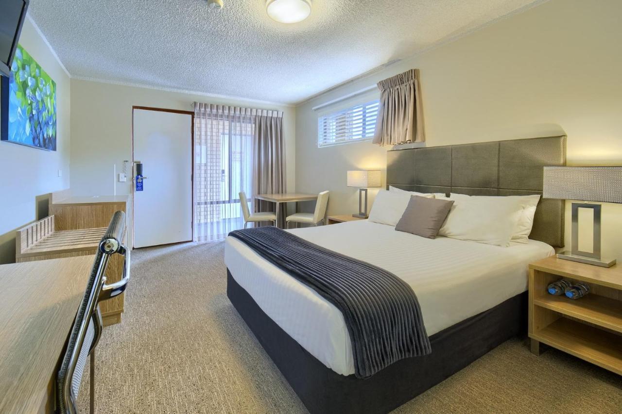 & 3* Albany