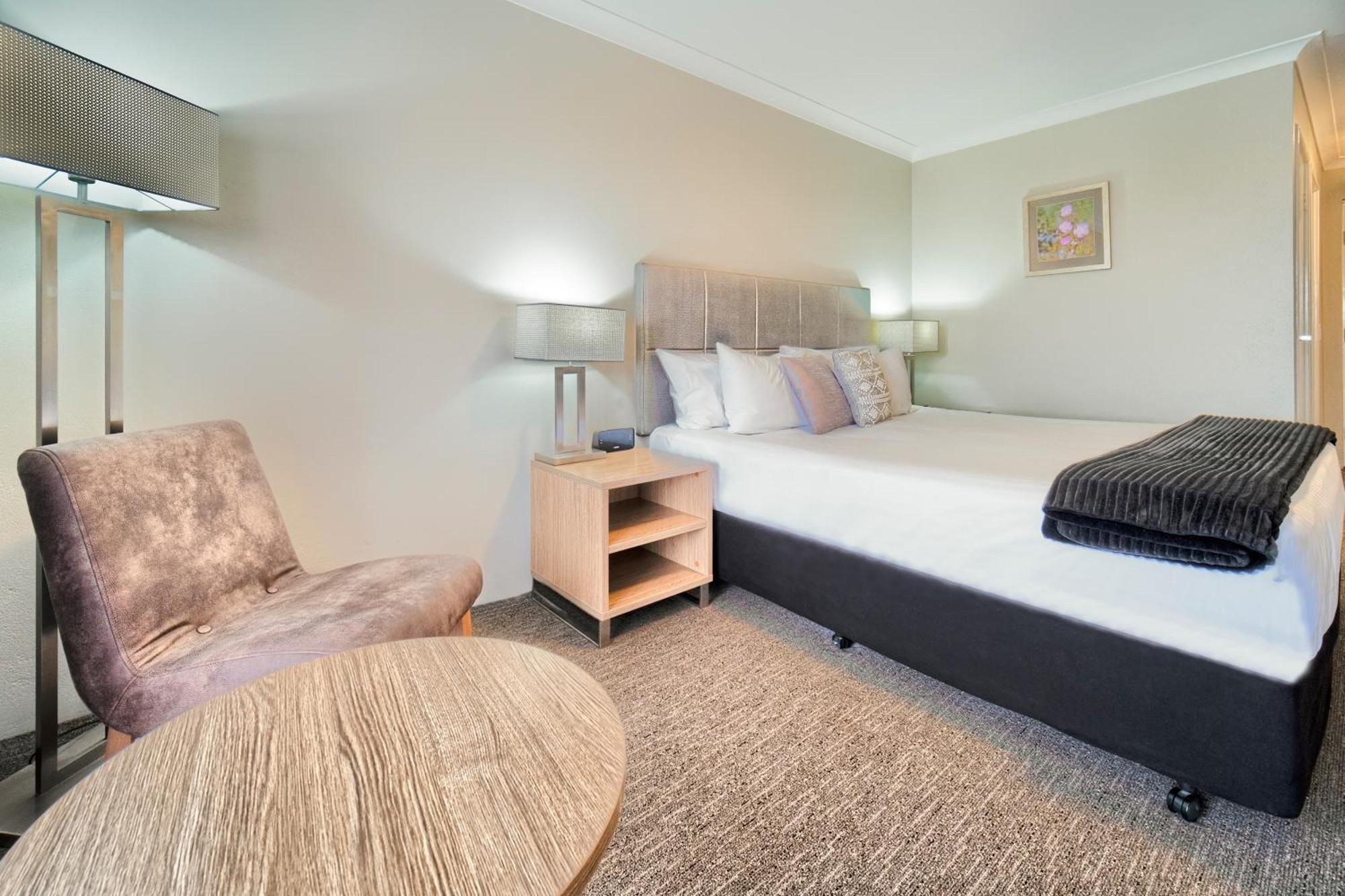 & 3* Albany